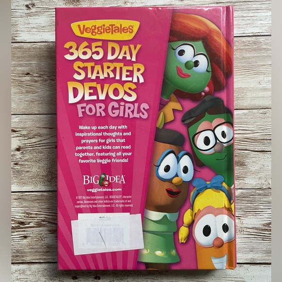 🎉 FREE WITH ANY PURCHASE! Veggie Tales 365 Bedtime Devos For Girls Book - Picture 2 of 10
